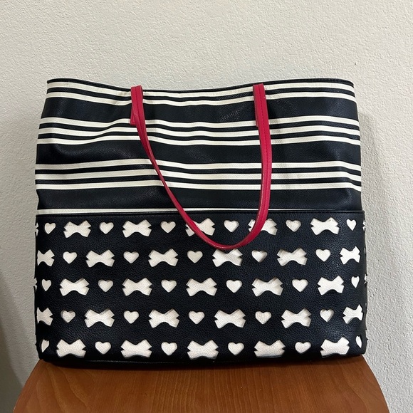 Betsey Johnson New York Black & White Striped Tote With Red Handles & Bow Accent - Picture 9 of 11